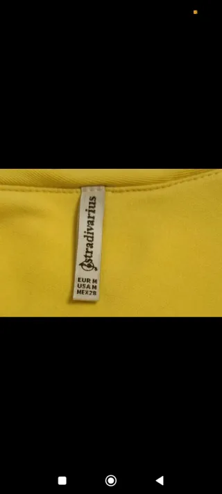 Top amarillo un hombro volantes de Stradivarius