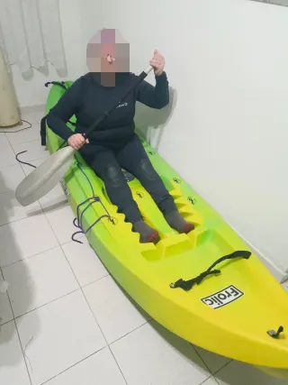Kayak verde y amarillo y kayac rojo 