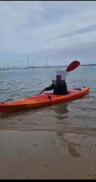 Kayak verde y amarillo y kayac rojo 