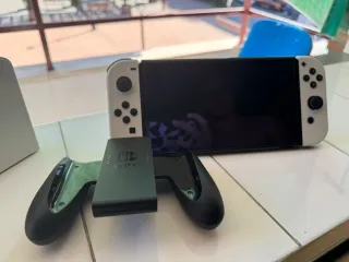 Nintendo Switch OLED bianco e nero