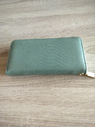 Cartera de mujer verde con textura