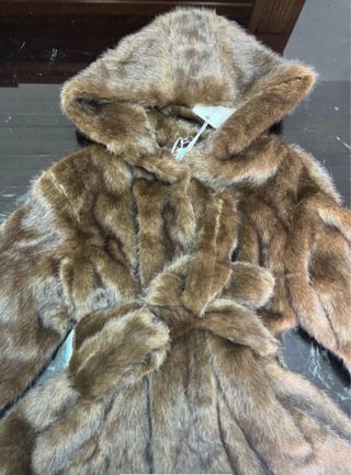 Pelliccia sintetica con cappuccio