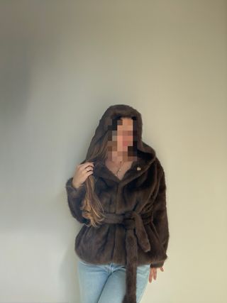 Pelliccia sintetica con cappuccio