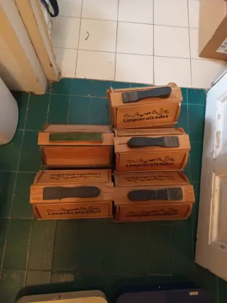 Scarpiere in legno con spazzola