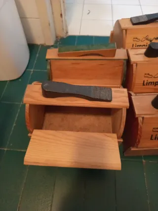 Scarpiere in legno con spazzola