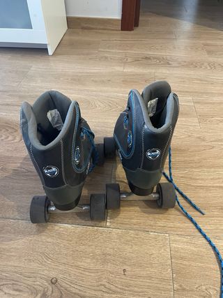 Patines Clásicos Negros con Cordones Azules