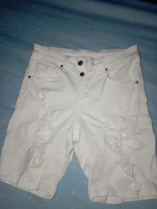 Pantalones cortos blancos rotos