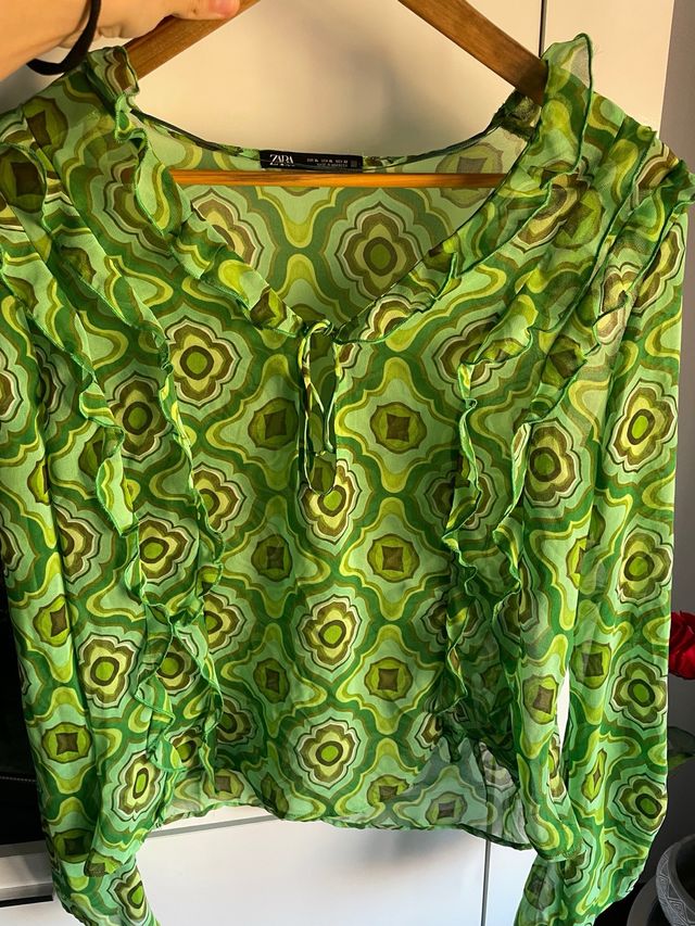 Blusa Zara verde estampada volantes talla M