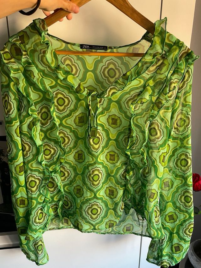 Blusa Zara verde estampada volantes talla M