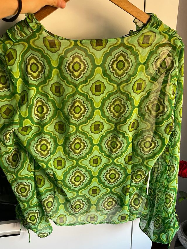 Blusa Zara verde estampada volantes talla M