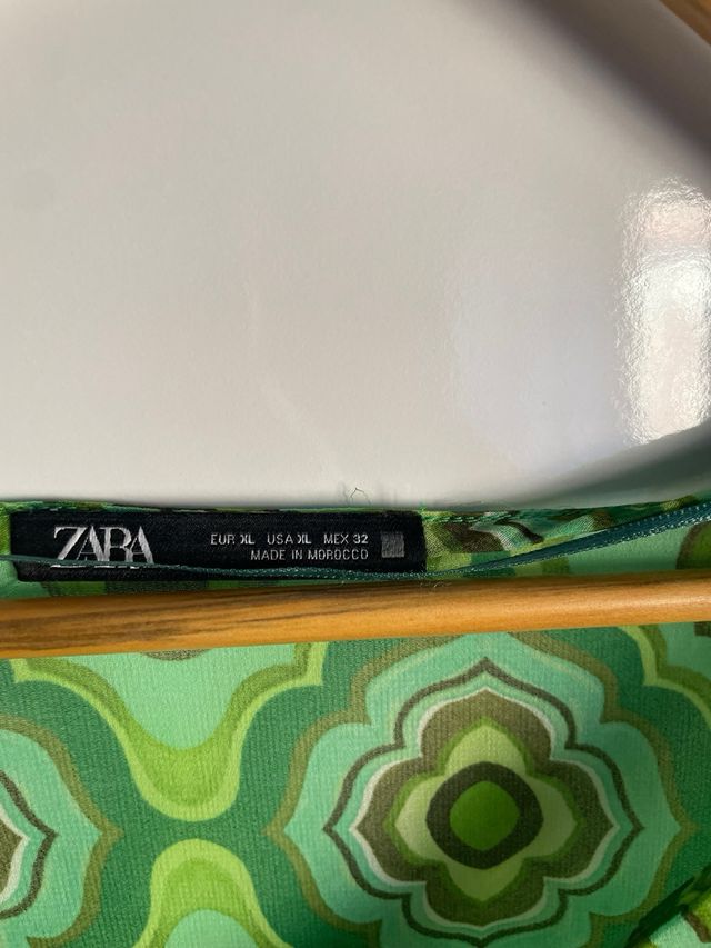 Blusa Zara verde estampada volantes talla M