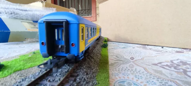 Vagón de pasajeros H0 azul y amarillo