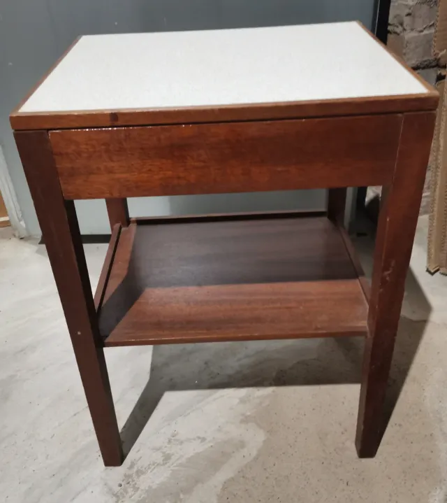 Mesita de noche madera.