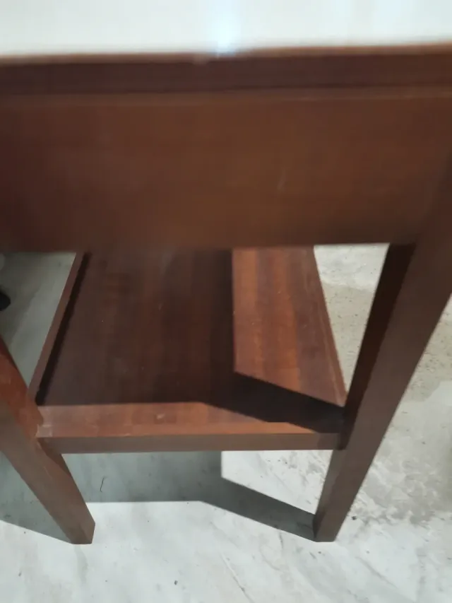 Mesita de noche madera.