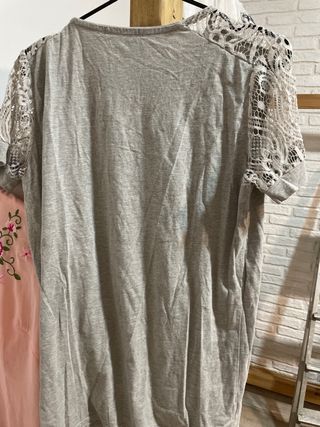 Camiseta gris con perlas y encaje Victory 2