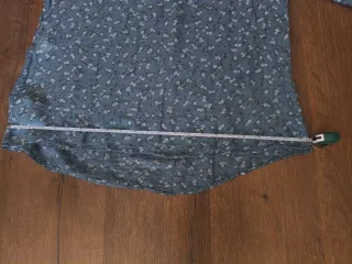 Blusa azul con estampado floral