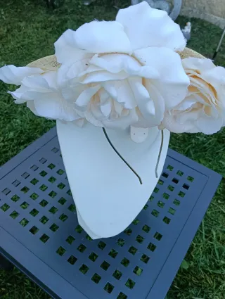 Tocado de fiesta beige y blanco