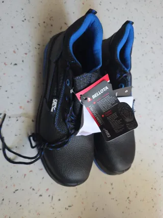 Zapatos de seguridad Bellota negros y azules