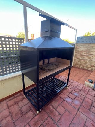 Barbacoa de leña y carbón con ruedas. 
