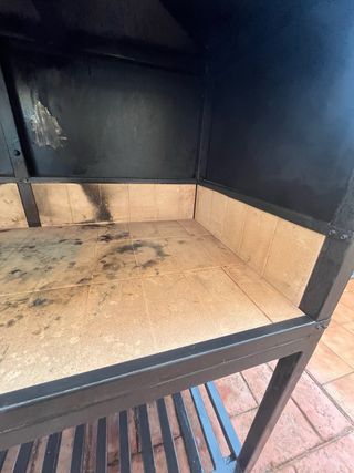 Barbacoa de leña y carbón con ruedas. 
