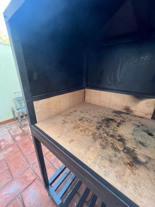 Barbacoa de leña y carbón con ruedas. 
