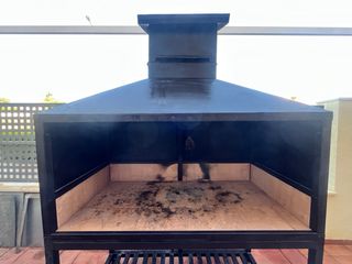 Barbacoa de leña y carbón con ruedas. 
