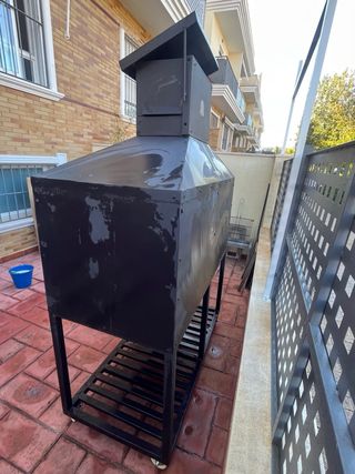 Barbacoa de leña y carbón con ruedas. 
