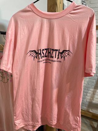 Camiseta rosa con estampado