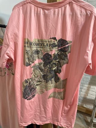 Camiseta rosa con estampado