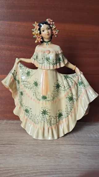 Figura cerámica mujer vestida flores 24cm