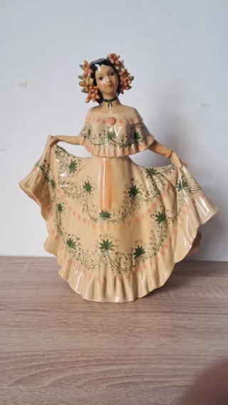 Figura cerámica mujer vestida flores 24cm