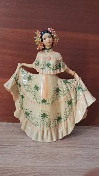Figura cerámica mujer vestida flores 24cm