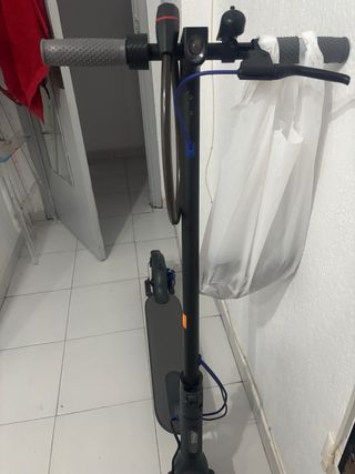 Patinete eléctrico Xiaomi con casco