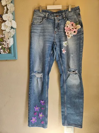 Pantalones vaqueros decorados con flores
