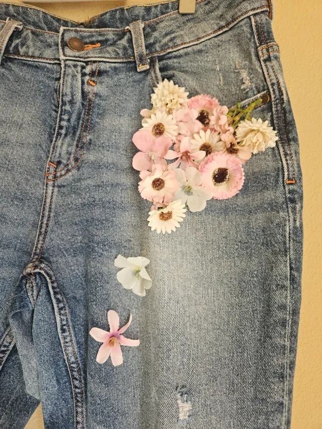 Pantalones vaqueros decorados con flores