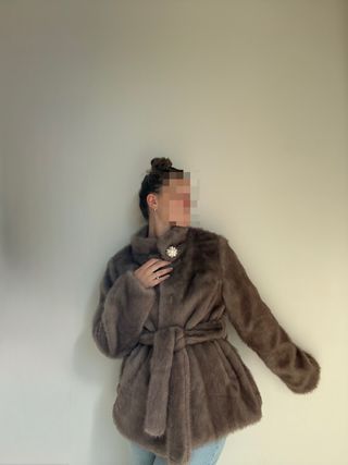 Pelliccia sintetica luxury con gioiello