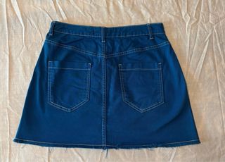 Falda azul Stradivarius. 