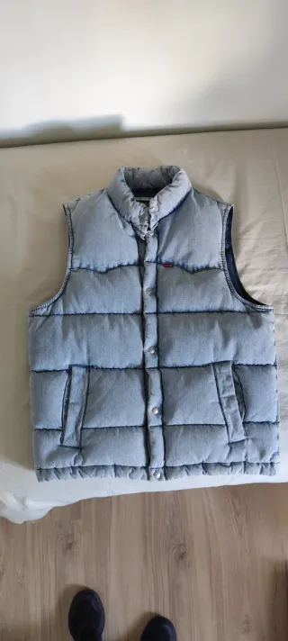 Chaleco Levis acolchado azul de plumas