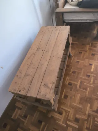 Mesa artesanal de madera con ruedas