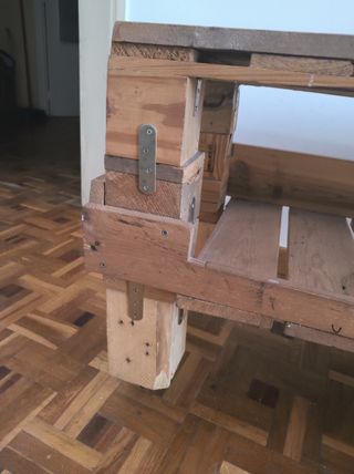 Mesa artesanal de madera con ruedas