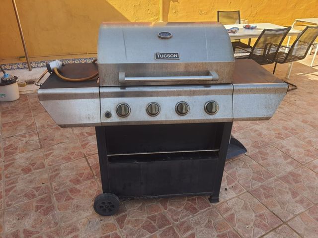 Barbacoa de gas negra y plateada