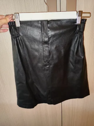 Falda de piel negra