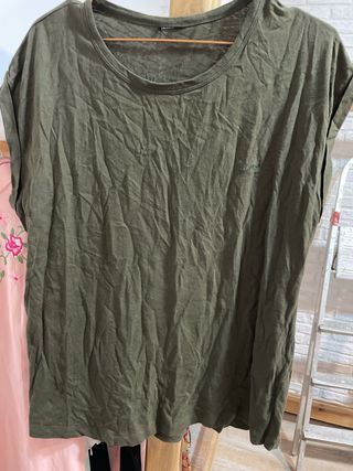 Camiseta verde con logo
