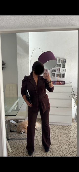 Traje de chaqueta y pantalón marrón