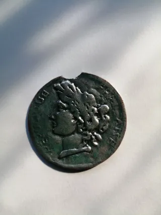 Moneda antigua de plata  con perfil
