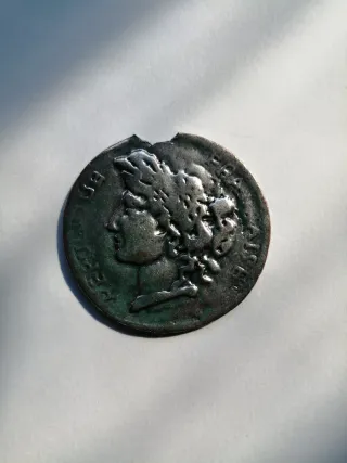 Moneda antigua de plata  con perfil