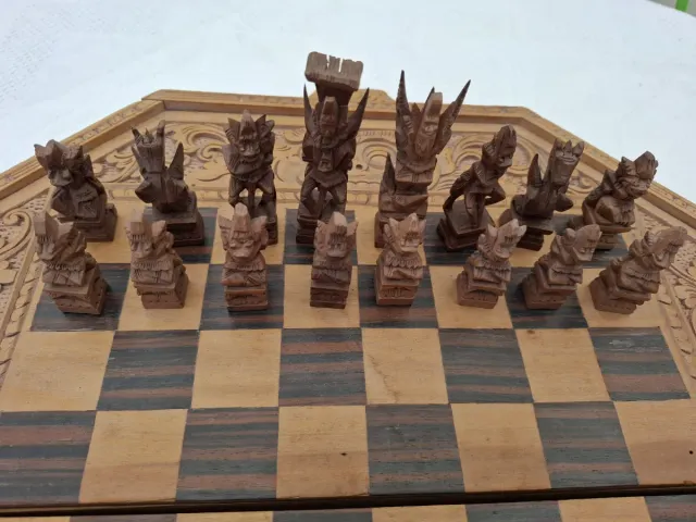 Figure di drago a scacchi in legno intagliate a mano