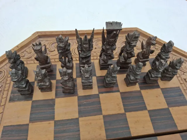 Figure di drago a scacchi in legno intagliate a mano