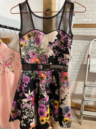 Vestido floral con transparencias