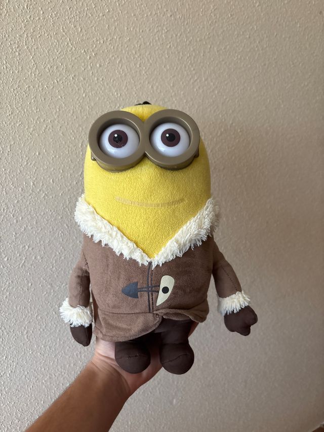 Peluche Minion con abrigo